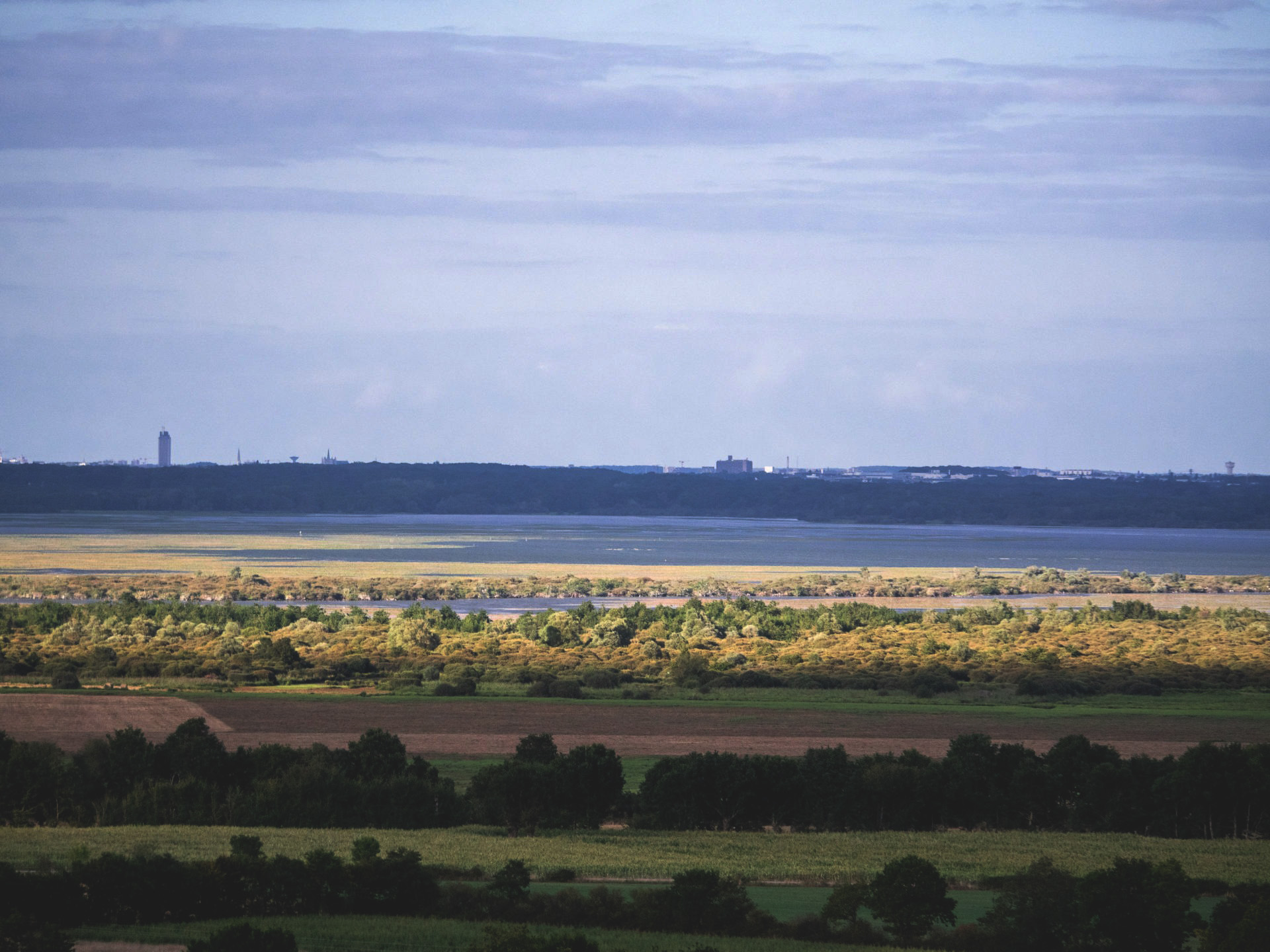 Vue sur le lac de Grand-Lieu et la métropole nantaise, depuis le clocher de Saint-Lumine-de-Coutais.